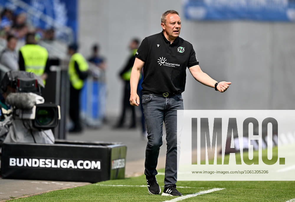 Fussball 2.Bundesliga, SV Darmstadt 98 - Hannover 96 v.l. Trainer Andre Breitenreiter (Hannover 96) gibt Anweisungen, gestikuliert, mit den Armen gestikulieren gives instructions, gesticulate, gesticolando. (. Eine Lizenzierung dieses Bildes an und oder durch den SV Darmstadt 1898 e.V. sowie Tochterunternehmen ist nicht gestattet. No release of or sale to SV Darmstadt 1898 e.V.) Darmstadt