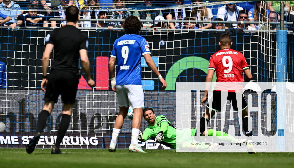 Fussball 2.Bundesliga, SV Darmstadt 98 - Hannover 96 v.l. Fraser Hornby (SV Darmstadt 98), Ron-Robert Ron Robert Zieler (Hannover 96), Nicola Tresoldi (Hannover 96) (. Eine Lizenzierung dieses Bildes an und oder durch den SV Darmstadt 1898 e.V. sowie Tochterunternehmen ist nicht gestattet. No release of or sale to SV Darmstadt 1898 e.V.) Darmstadt