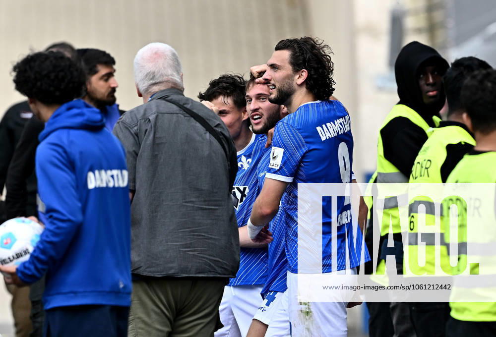 Fussball 2.Bundesliga, SV Darmstadt 98 - Hannover 96 v.l. Torschuetze Torschütze Killian Corredor (SV Darmstadt 98), Fraser Hornby (SV Darmstadt 98) Torjubel, Jubel, Goal celebration, celebrate the goal zum 2:1 jubelnd bejubelt jubelt jubeln Jubel (. Eine Lizenzierung dieses Bildes an und oder durch den SV Darmstadt 1898 e.V. sowie Tochterunternehmen ist nicht gestattet. No release of or sale to SV Darmstadt 1898 e.V.) Darmstadt