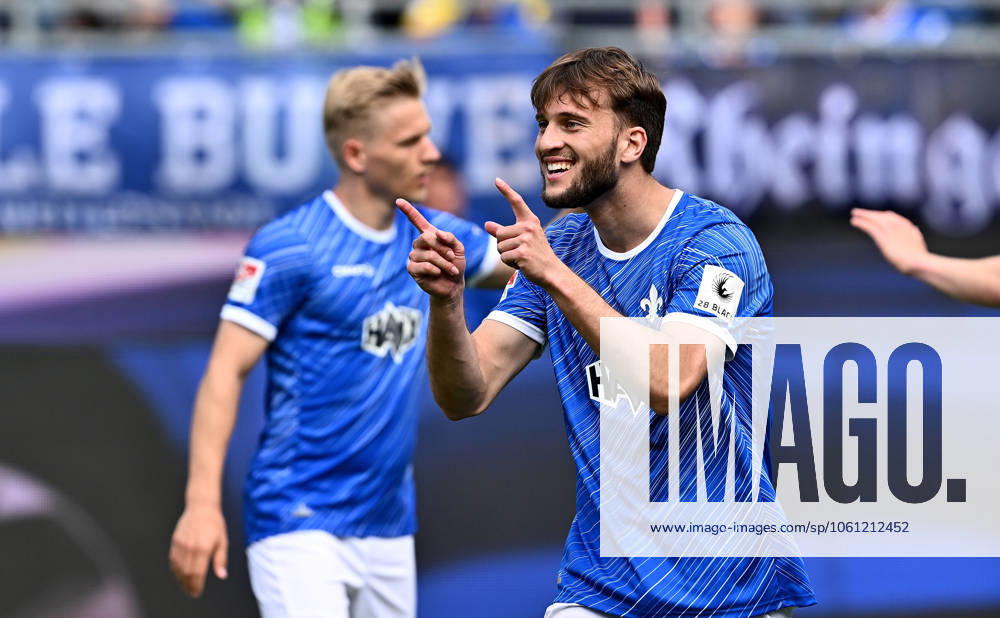 Fussball 2.Bundesliga, SV Darmstadt 98 - Hannover 96 v.l. Torschuetze Torschütze Killian Corredor (SV Darmstadt 98) Torjubel, Jubel, Goal celebration, celebrate the goal zum 2:1 jubelnd bejubelt jubelt jubeln Jubel (. Eine Lizenzierung dieses Bildes an und oder durch den SV Darmstadt 1898 e.V. sowie Tochterunternehmen ist nicht gestattet. No release of or sale to SV Darmstadt 1898 e.V.) Darmstadt