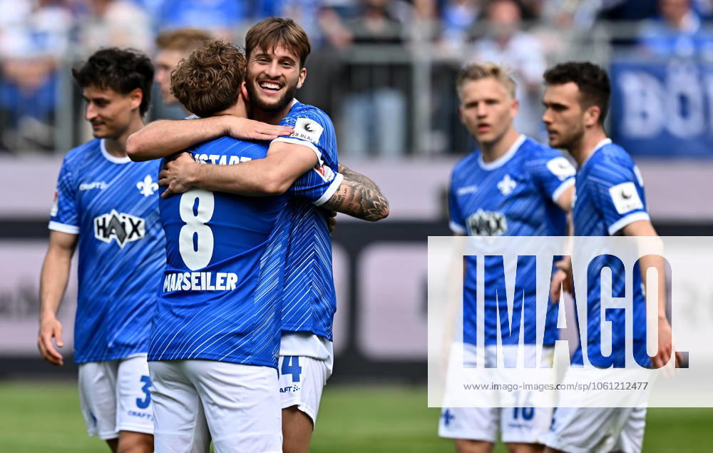 Fussball 2.Bundesliga, SV Darmstadt 98 - Hannover 96 v.l. Luca Marseiler (SV Darmstadt 98), Torschuetze Torschütze Killian Corredor (SV Darmstadt 98) Torjubel, Jubel, Goal celebration, celebrate the goal zum 2:1 jubelnd bejubelt jubelt jubeln Jubel (. Eine Lizenzierung dieses Bildes an und oder durch den SV Darmstadt 1898 e.V. sowie Tochterunternehmen ist nicht gestattet. No release of or sale to SV Darmstadt 1898 e.V.) Darmstadt