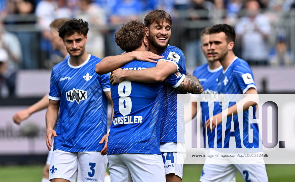 Fussball 2.Bundesliga, SV Darmstadt 98 - Hannover 96 v.l. Luca Marseiler (SV Darmstadt 98), Torschuetze Torschütze Killian Corredor (SV Darmstadt 98) Torjubel, Jubel, Goal celebration, celebrate the goal zum 2:1 jubelnd bejubelt jubelt jubeln Jubel (. Eine Lizenzierung dieses Bildes an und oder durch den SV Darmstadt 1898 e.V. sowie Tochterunternehmen ist nicht gestattet. No release of or sale to SV Darmstadt 1898 e.V.) Darmstadt