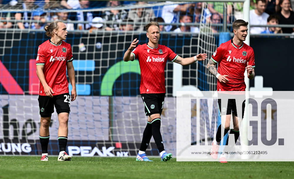 Fussball 2.Bundesliga, SV Darmstadt 98 - Hannover 96 v.l. Lars Gindorf (Hannover 96), Havard Nielsen (Hannover 96) enttaeuscht, enttaeuscht schauend, dissapointed gibt Anweisungen, gestikuliert, mit den Armen gestikulieren gives instructions, gesticulate, gesticolando. (. Eine Lizenzierung dieses Bildes an und oder durch den SV Darmstadt 1898 e.V. sowie Tochterunternehmen ist nicht gestattet. No release of or sale to SV Darmstadt 1898 e.V.) Darmstadt