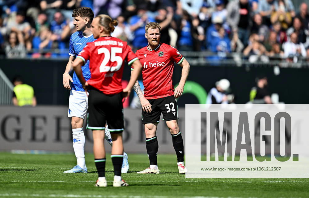 Fussball 2.Bundesliga, SV Darmstadt 98 - Hannover 96 v.l. Lars Gindorf (Hannover 96), Andreas Voglsammer (Hannover 96) enttaeuscht, enttaeuscht schauend, dissapointed (. Eine Lizenzierung dieses Bildes an und oder durch den SV Darmstadt 1898 e.V. sowie Tochterunternehmen ist nicht gestattet. No release of or sale to SV Darmstadt 1898 e.V.) Darmstadt