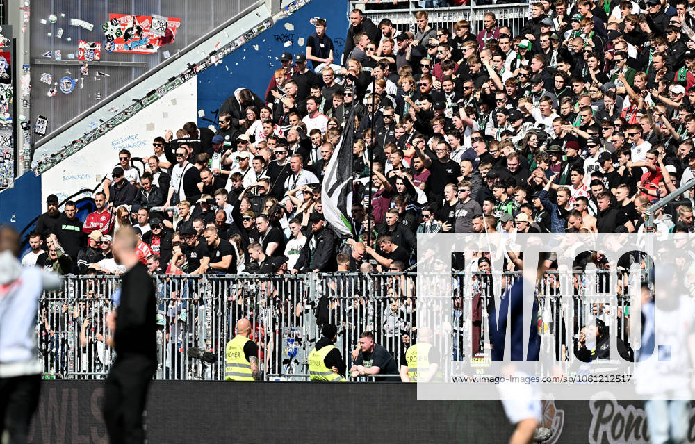 Fussball 2.Bundesliga, SV Darmstadt 98 - Hannover 96 v.l. Fans Hannover 96 Fan Fanblock Ultras Fan Stimmung Emotionen enttaeuscht, enttaeuscht schauend, dissapointed (. Eine Lizenzierung dieses Bildes an und oder durch den SV Darmstadt 1898 e.V. sowie Tochterunternehmen ist nicht gestattet. No release of or sale to SV Darmstadt 1898 e.V.) Darmstadt