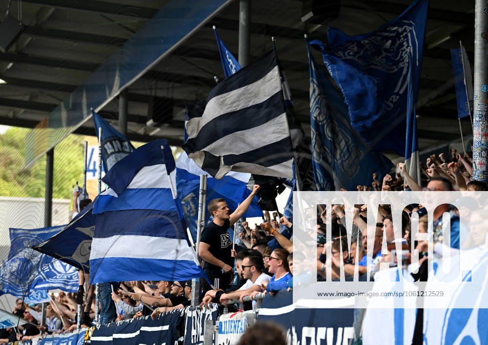 Fussball 2.Bundesliga, SV Darmstadt 98 - Hannover 96 v.l. Fans SV Darmstadt 98, SVD, Lilien, Stimmung, Schals, Trikots (. Eine Lizenzierung dieses Bildes an und oder durch den SV Darmstadt 1898 e.V. sowie Tochterunternehmen ist nicht gestattet. No release of or sale to SV Darmstadt 1898 e.V.) Darmstadt