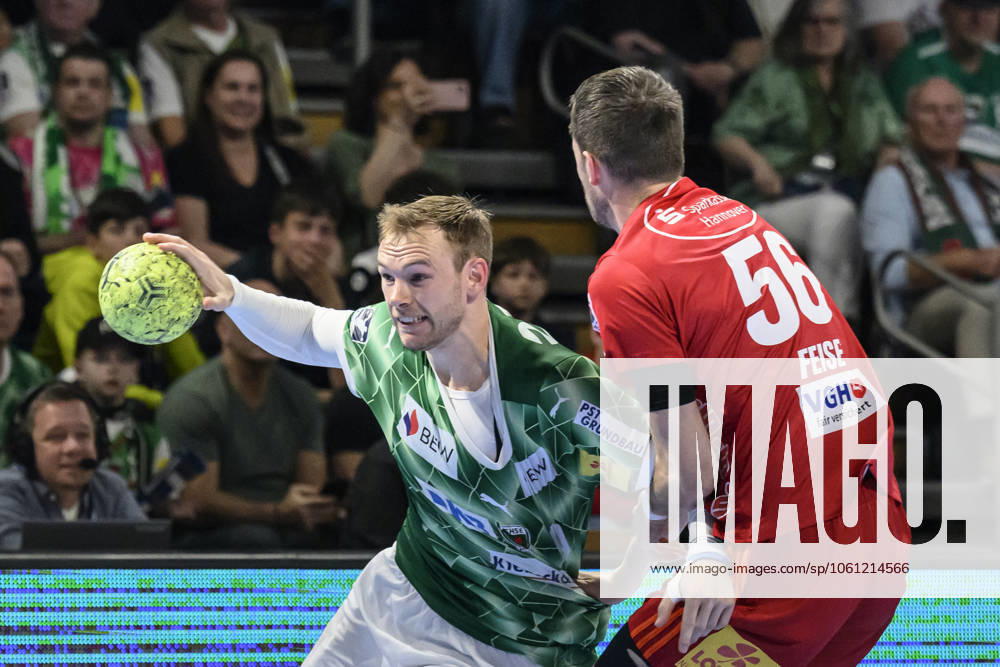 Im Bild v.l.: Mathias Gidsel (Fuechse Berlin, 19), Hannes Feise (TSV Hannover Burgdorf, 56), Zweikampf, Action, Kampf, kaempft um den Ball, GER, Berlin, Handball, Fuechse Berlin vs TSV Hannover-Burgdorf, DAIKIN Handball-Bundesliga, in der Max Schmeling Halle, 20.04.2025,