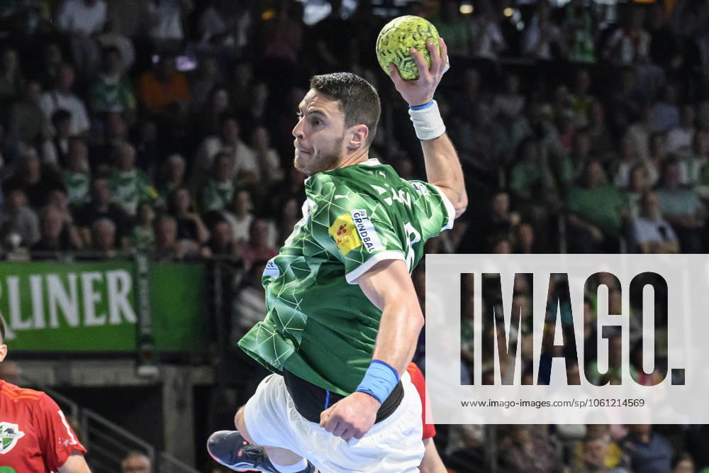 Im Bild v.l.: Mijajlo Marsenic (Fuechse Berlin, 93), Zweikampf, Action, Kampf, kaempft um den Ball, GER, Berlin, Handball, Fuechse Berlin vs TSV Hannover-Burgdorf, DAIKIN Handball-Bundesliga, in der Max Schmeling Halle, 20.04.2025,