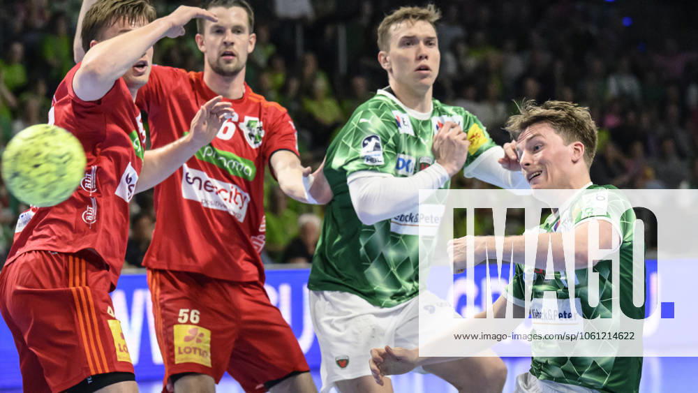 Im Bild v.l.: Nils Lichtlein (Fuechse Berlin, 17), Tor, Zweikampf, Action, Kampf, kaempft um den Ball, GER, Berlin, Handball, Fuechse Berlin vs TSV Hannover-Burgdorf, DAIKIN Handball-Bundesliga, in der Max Schmeling Halle, 20.04.2025,