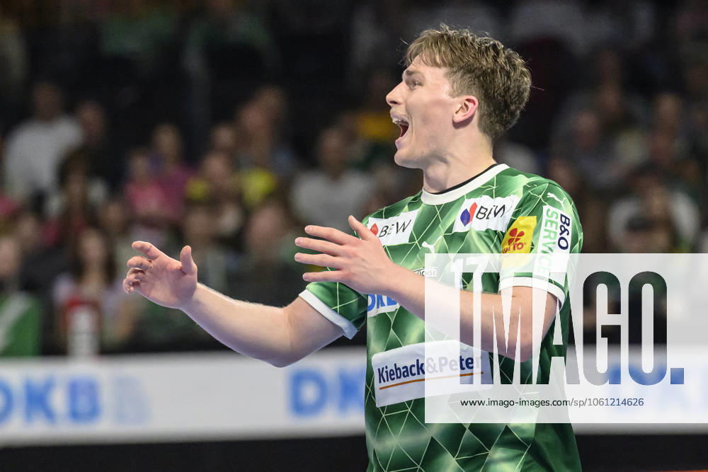 Im Bild v.l.: Nils Lichtlein (Fuechse Berlin, 17), Tor, Treffer, Jubel, Torjubel, Freude, Begeisterung, feiert, GER, Berlin, Handball, Fuechse Berlin vs TSV Hannover-Burgdorf, DAIKIN Handball-Bundesliga, in der Max Schmeling Halle, 20.04.2025,