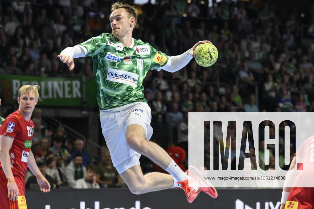 Im Bild v.l.: Mathias Gidsel (Fuechse Berlin, 19), Tor, GER, Berlin, Handball, Fuechse Berlin vs TSV Hannover-Burgdorf, DAIKIN Handball-Bundesliga, in der Max Schmeling Halle, 20.04.2025,
