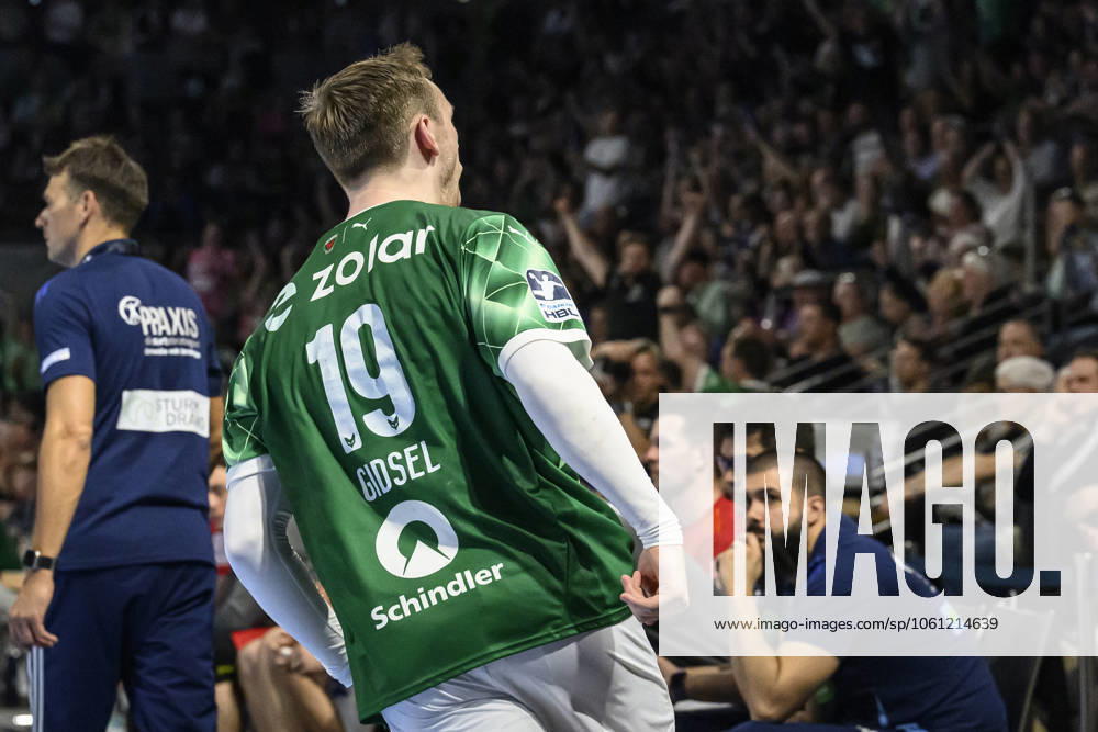 Im Bild v.l.: Mathias Gidsel (Fuechse Berlin, 19), jubelt zum Publikum,Tor, Treffer, Jubel, Torjubel, Freude, Begeisterung, feiert, GER, Berlin, Handball, Fuechse Berlin vs TSV Hannover-Burgdorf, DAIKIN Handball-Bundesliga, in der Max Schmeling Halle, 20.04.2025,