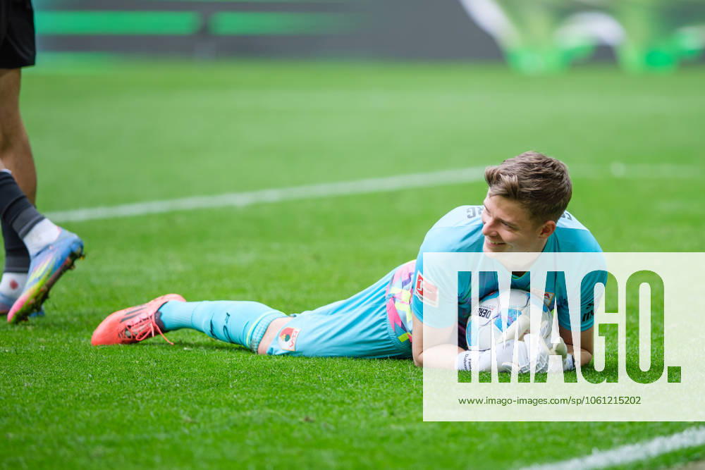 Finn Dahmen (1, FC Augsburg) kann den Ball sicher halten beim Spiel FC Augsburg v Eintracht Frankfurt, Fußball, Herren, Bundesliga, 2024 2025, 30.Spieltag am 20.04.2025 in Augsburg, WWK-Arena. DFL and DFB regulations prohibit any use of photographs as image sequences and or quasi-video. Bayern Deutschland