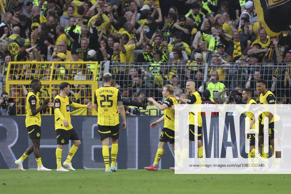 Daniel Svensson (Borussia Dortmund) Torjubel,jubelt mit seiner Mannschaft nach dem Treffer zum 3:1 waehrend des Spiels der 1. Bundesliga zwischen Borussia Dortmund und Borussia Mönchengladbach, SIGNAL IDUNA PARK am 20. April 2025 in Dortmund, Deutschland. (Foto von Oliver Kaelke DeFodi Images) +++ Daniel Svensson (Borussia Dortmund) celebrates after scoring his team s third goal with teammates during the Bundesliga match between Borussia Dortmund and Borussia Mönchengladbach at Signal Iduna Park on April 20, 2025 in Dortmund, Germany. (Photo by Oliver Kaelke DeFodi Images) DFL regulations prohibit any use of photographs as image sequences and or quasi-video. (Photo by Oliver Kaelke DeFodi Images)