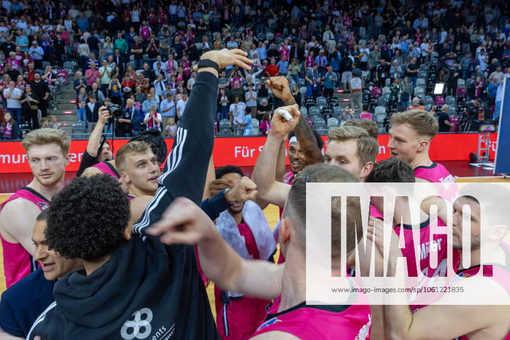 Die Mannschaft der Telekom Baskets Bonn feiert den Sieg gegen MLP Academics Heidelberg Telekom Baskets Bonn vs. MLP Academics Heidelberg, Basketball, easy Credit BBL, 29. Spieltag, 2024 2025, 20.04.2025 Telekom Baskets Bonn vs. MLP Academics Heidelberg, Basketball, easy Credit BBL, 29. Spieltag, 2024 2025, 20.04.2025 Bonn