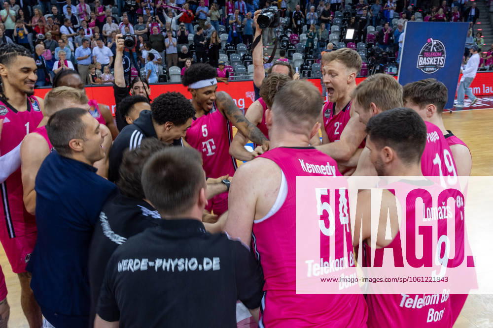 Die Mannschaft der Telekom Baskets Bonn feiert den Sieg gegen MLP Academics Heidelberg Telekom Baskets Bonn vs. MLP Academics Heidelberg, Basketball, easy Credit BBL, 29. Spieltag, 2024 2025, 20.04.2025 Telekom Baskets Bonn vs. MLP Academics Heidelberg, Basketball, easy Credit BBL, 29. Spieltag, 2024 2025, 20.04.2025 Bonn