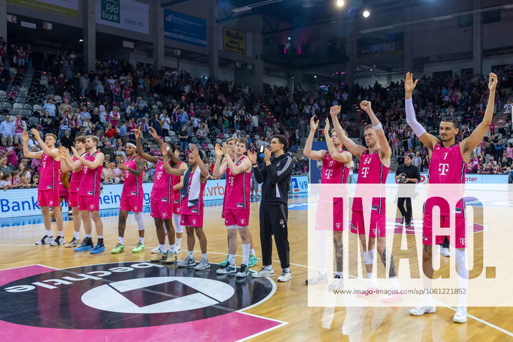 Die Mannschaft der Telekom Baskets Bonn feiert mit den Fans den Sieg gegen MLP Academics Heidelberg Telekom Baskets Bonn vs. MLP Academics Heidelberg, Basketball, easy Credit BBL, 29. Spieltag, 2024 2025, 20.04.2025 Telekom Baskets Bonn vs. MLP Academics Heidelberg, Basketball, easy Credit BBL, 29. Spieltag, 2024 2025, 20.04.2025 Bonn