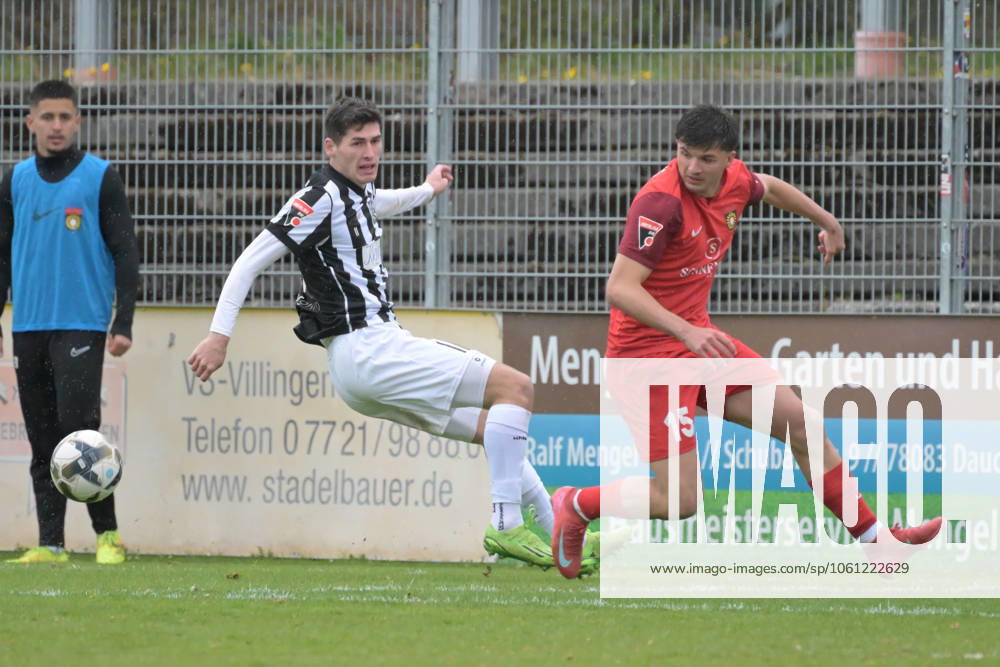 Antonis Aidonis (SG Sonnenhof Großaspach, 15) im Zweikampf mit Yannick Spaet (FC 08 Villingen II, 11) FC 08 Villingen II vs. SG Sonnenhof Großaspach, Fussball, Oberliga Baden-Wuerttemberg, 28.Spieltag, Saison 2024 2025, 20.04.2025 FC 08 Villingen II vs. SG Sonnenhof Großaspach , Fussball, Oberliga Baden-Wuerttemberg, 28.Spieltag , Saison 2024 2025 , 20.04.2025 Villingen
