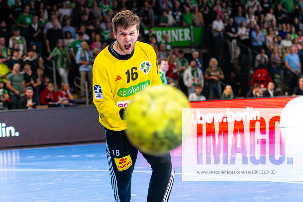 Simon Gade (TSV Hannover-Burgdorf, Nr. 16) (v.l.), Füchse Berlin (weiß) gegen TSV Hannover-Burgdorf (rot) am 26. Spieltag der Saison 2024 2025 in der DAIKIN Handball-Bundesliga (20.04.2025, Max-Schmeling-Halle (Berlin, GER),