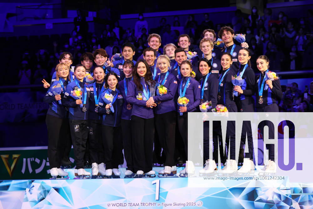 Japan team group, Mannschaftsbild, Totale United States team group (USA), Italy team group (ITA), APRIL 19, 2025 - Figure skating, Eiskunstlauf : ISU World Team Trophy in Figure Skating 2025 Award ceremony at Tokyo Metropolitan Gymnasium in Tokyo, Japan. (288093283)