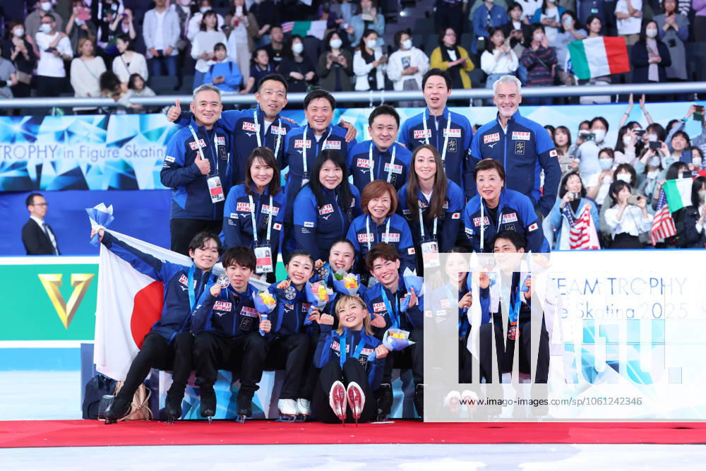 Japan team group, Mannschaftsbild, Totale APRIL 19, 2025 - Figure skating, Eiskunstlauf : ISU World Team Trophy in Figure Skating 2025 Award ceremony at Tokyo Metropolitan Gymnasium in Tokyo, Japan. (288093289)