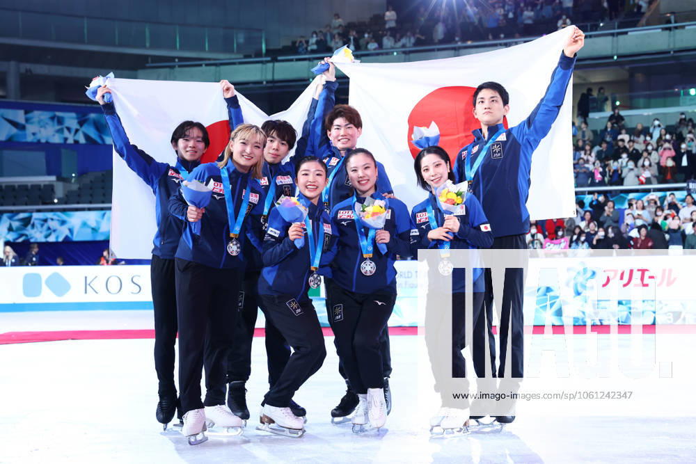 Japan team group, Mannschaftsbild, Totale APRIL 19, 2025 - Figure skating, Eiskunstlauf : ISU World Team Trophy in Figure Skating 2025 Award ceremony at Tokyo Metropolitan Gymnasium in Tokyo, Japan. (288093364)