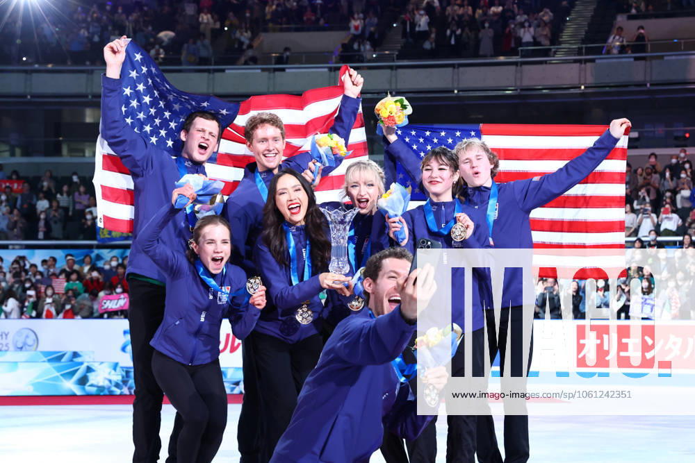 Japan team group, Mannschaftsbild, Totale APRIL 19, 2025 - Figure skating, Eiskunstlauf : ISU World Team Trophy in Figure Skating 2025 Award ceremony at Tokyo Metropolitan Gymnasium in Tokyo, Japan. (288094332)