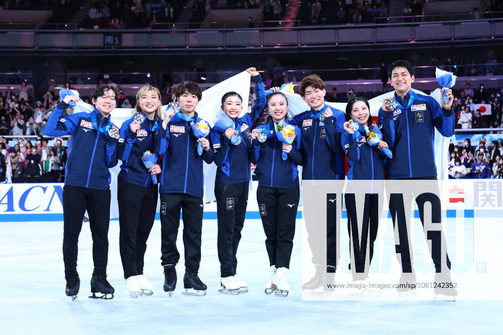 Japan team group, Mannschaftsbild, Totale APRIL 19, 2025 - Figure skating, Eiskunstlauf : ISU World Team Trophy in Figure Skating 2025 Award ceremony at Tokyo Metropolitan Gymnasium in Tokyo, Japan. (288094343)