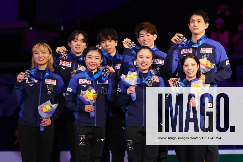 Japan team group, Mannschaftsbild, Totale APRIL 19, 2025 - Figure skating, Eiskunstlauf : ISU World Team Trophy in Figure Skating 2025 Award ceremony at Tokyo Metropolitan Gymnasium in Tokyo, Japan. (288112966)