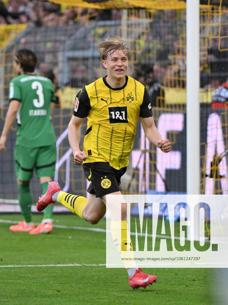 Jubel Daniel Svensson (Borussia Dortmund) 20.04.2025, Fussball 1. Bundesliga, 30. Spieltag, Saison 2024 2025 Borussia Dortmund - Borussia Mönchengladbach 3:2 Foto: Maik Hölter Team2 DFL regulations prohibit any use of photographs as image sequences and or quasi-video Dortmund Signal Iduna Park Nordrhein Westfalen Deutschland