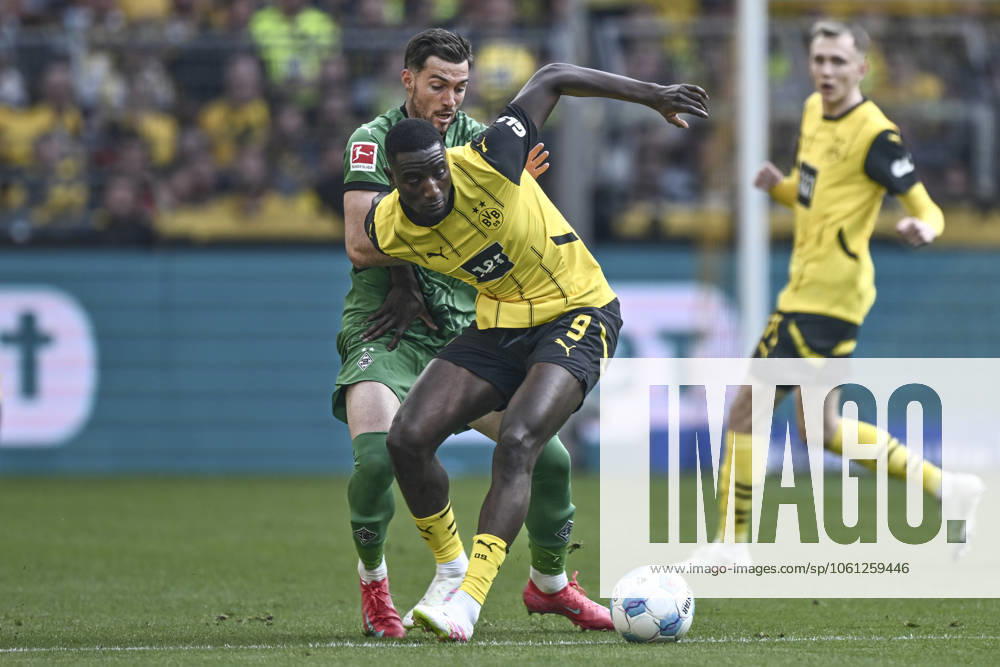 V. li. im Zweikampf Joe Scally (Moenchengladbach 29) Serhou Guirassy (Dortmund 9) 20.04.2025 Fussball Borussia Dortmund vs Borussia Moenchengladbach, Signal Iduna Park, Dortmund, DFB DFL REGULATIONS PROHIBIT ANY USE OF PHOTOGRAPHS AS IMAGE SEQUENCES AND OR QUASI-VIDEO