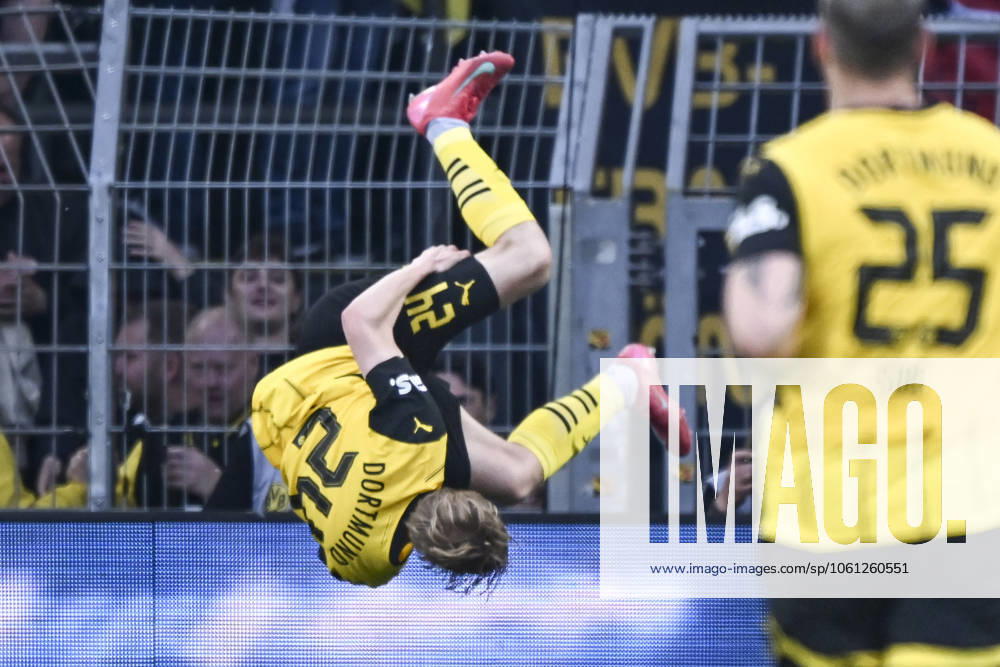 Daniel Svensson (Dortmund 24) jubelt nach dem Tor zum 3:1 mit einem Salto 20.04.2025 Fussball Borussia Dortmund vs Borussia Moenchengladbach, Signal Iduna Park, Dortmund, DFB DFL REGULATIONS PROHIBIT ANY USE OF PHOTOGRAPHS AS IMAGE SEQUENCES AND OR QUASI-VIDEO