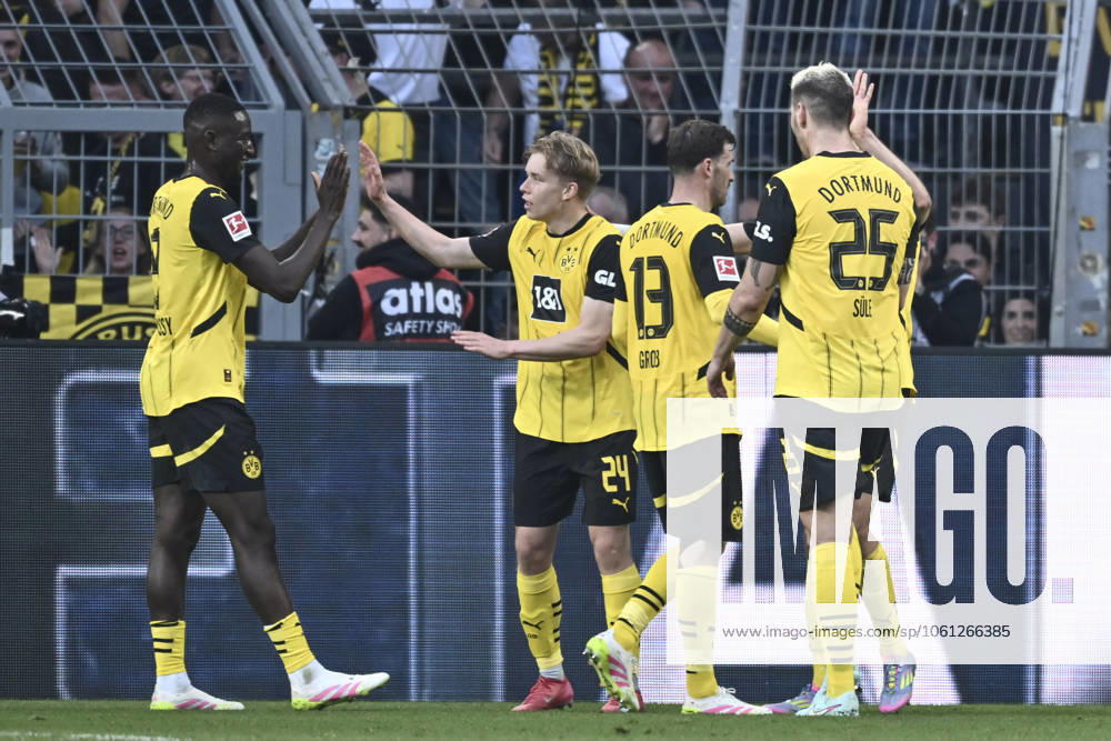 Daniel Svensson (Dortmund 24) jubelt nach dem Tor zum 3:1 mit Serhou Guirassy (Dortmund 9) 20.04.2025 Fussball Borussia Dortmund vs Borussia Moenchengladbach, Signal Iduna Park, Dortmund, DFB DFL REGULATIONS PROHIBIT ANY USE OF PHOTOGRAPHS AS IMAGE SEQUENCES AND OR QUASI-VIDEO