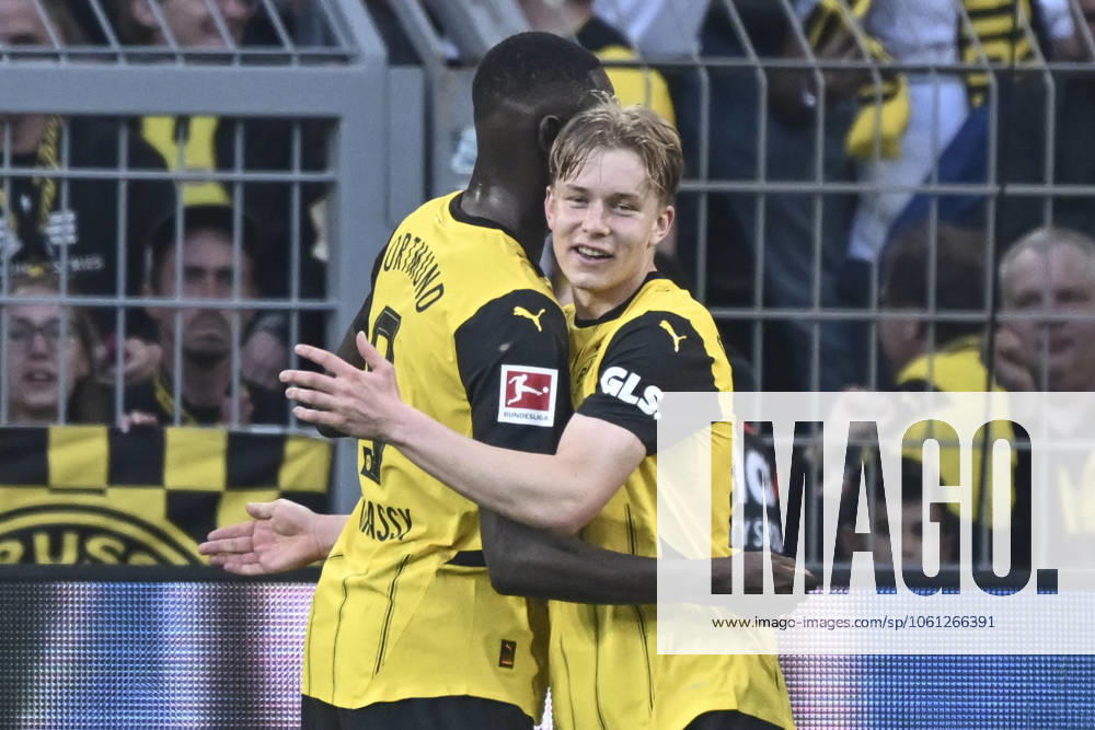 Daniel Svensson (Dortmund 24) jubelt nach dem Tor zum 3:1 mit Serhou Guirassy (Dortmund 9) 20.04.2025 Fussball Borussia Dortmund vs Borussia Moenchengladbach, Signal Iduna Park, Dortmund, DFB DFL REGULATIONS PROHIBIT ANY USE OF PHOTOGRAPHS AS IMAGE SEQUENCES AND OR QUASI-VIDEO