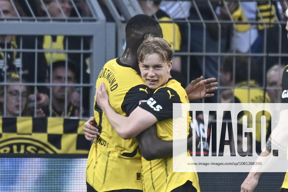 Daniel Svensson (Dortmund 24) jubelt nach dem Tor zum 3:1 mit Serhou Guirassy (Dortmund 9) 20.04.2025 Fussball Borussia Dortmund vs Borussia Moenchengladbach, Signal Iduna Park, Dortmund, DFB DFL REGULATIONS PROHIBIT ANY USE OF PHOTOGRAPHS AS IMAGE SEQUENCES AND OR QUASI-VIDEO