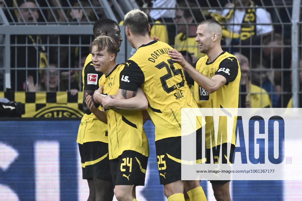 Daniel Svensson (Dortmund 24) jubelt nach dem Tor zum 3:1 mit der Mannschaft 20.04.2025 Fussball Borussia Dortmund vs Borussia Moenchengladbach, Signal Iduna Park, Dortmund, DFB DFL REGULATIONS PROHIBIT ANY USE OF PHOTOGRAPHS AS IMAGE SEQUENCES AND OR QUASI-VIDEO