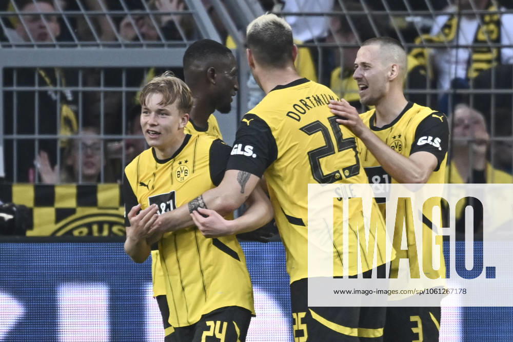 Daniel Svensson (Dortmund 24) jubelt nach dem Tor zum 3:1 mit der Mannschaft 20.04.2025 Fussball Borussia Dortmund vs Borussia Moenchengladbach, Signal Iduna Park, Dortmund, DFB DFL REGULATIONS PROHIBIT ANY USE OF PHOTOGRAPHS AS IMAGE SEQUENCES AND OR QUASI-VIDEO