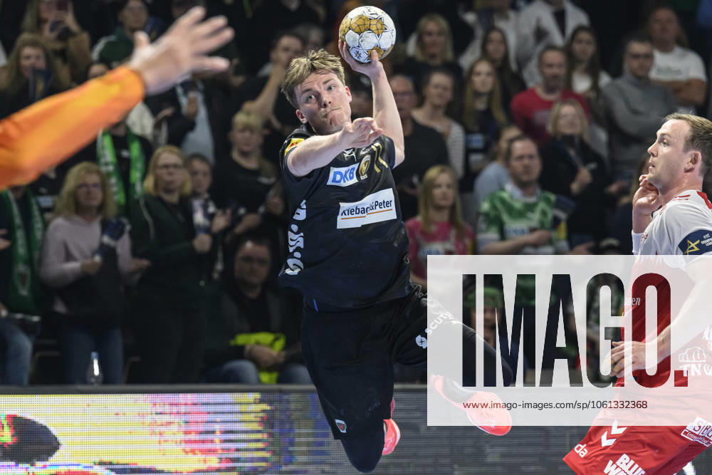 Im Bild v.l.: Nils Lichtlein (Fuechse Berlin, 17), Zweikampf, Action, Kampf, kaempft um den Ball, GER, Berlin, Handball, Fuechse Berlin vs Aalborg Handbold, HF Champions-League, in der Max Schmeling Halle, 24.04.2025,