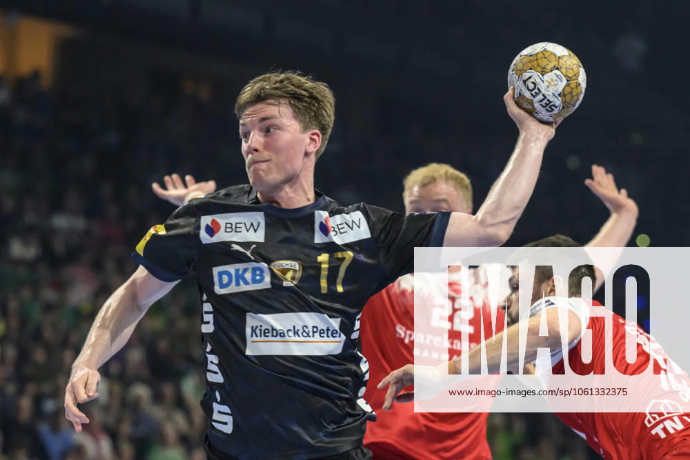Im Bild v.l.: Nils Lichtlein (Fuechse Berlin, 17), geht aufs Tor, Zweikampf, Action, Kampf, kaempft um den Ball, GER, Berlin, Handball, Fuechse Berlin vs Aalborg Handbold, HF Champions-League, in der Max Schmeling Halle, 24.04.2025,
