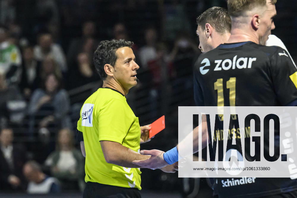 Im Bild v.l.: Mijajlo Marsenic (Fuechse Berlin, 93), bekommt, sieht Rot, GER, Berlin, Handball, Fuechse Berlin vs Aalborg Handbold, HF Champions-League, in der Max Schmeling Halle, 24.04.2025,