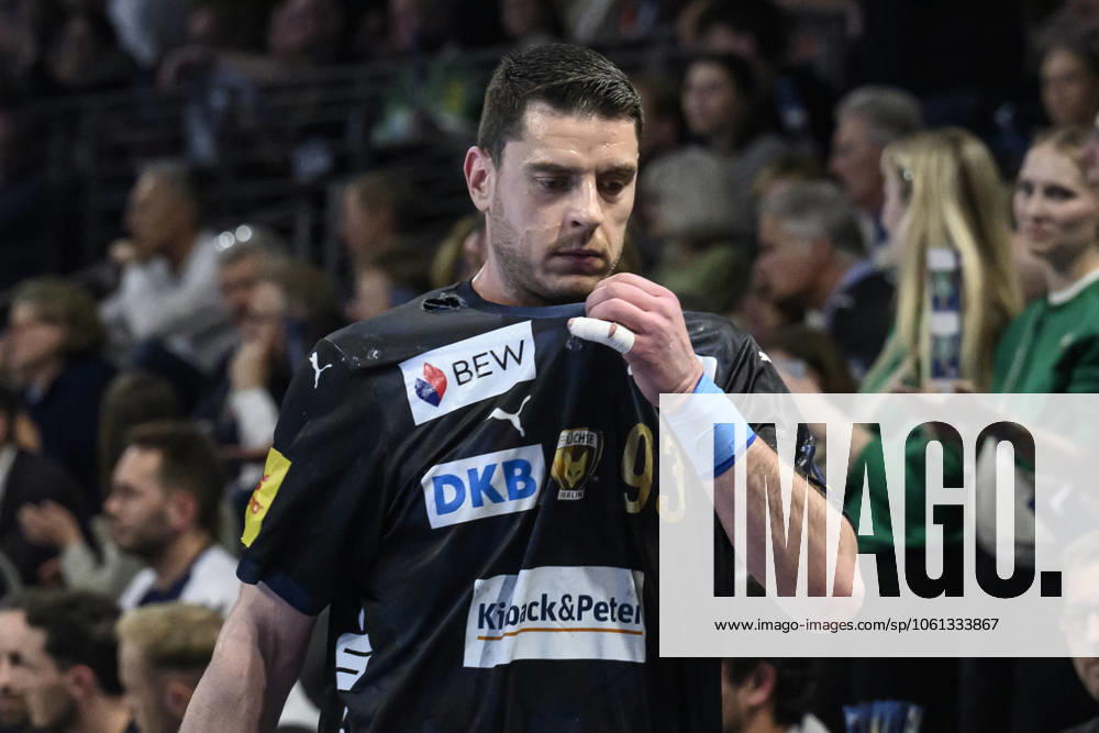 Im Bild v.l.: Mijajlo Marsenic (Fuechse Berlin, 93), bekommt, sieht Rot, GER, Berlin, Handball, Fuechse Berlin vs Aalborg Handbold, HF Champions-League, in der Max Schmeling Halle, 24.04.2025,