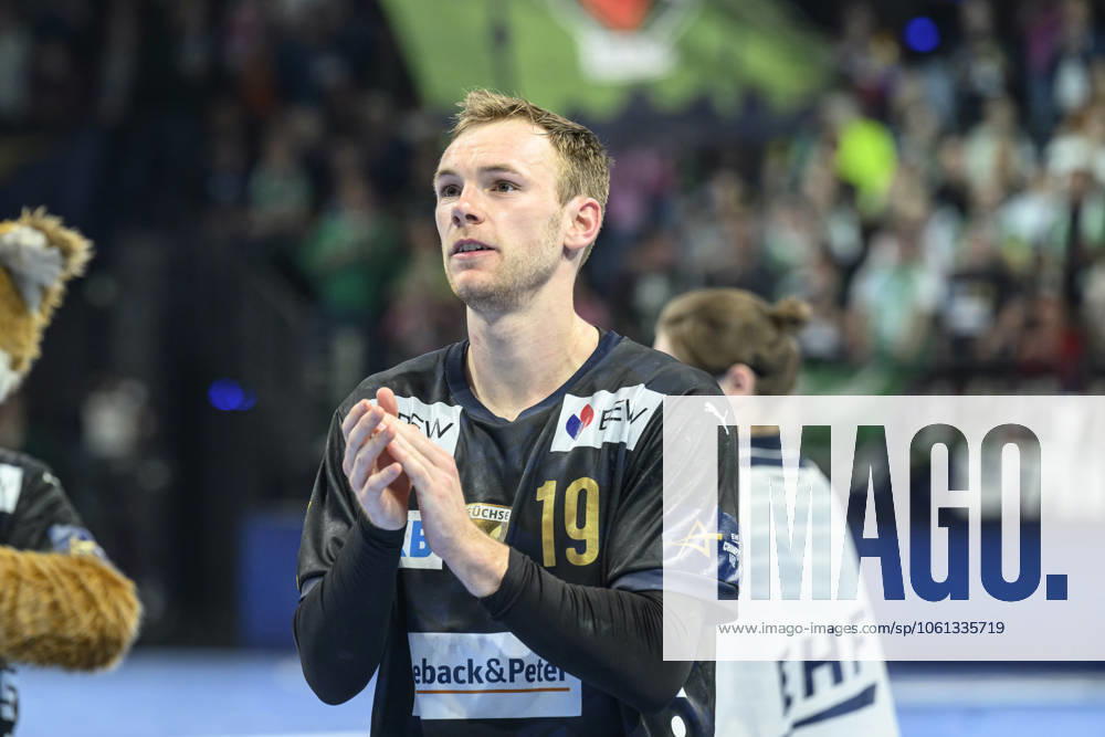 Im Bild v.l.: Mathias Gidsel (Fuechse Berlin, 19), Sieg, Jubel, Freude, Begeisterung, feiert, GER, Berlin, Handball, Fuechse Berlin vs Aalborg Handbold, HF Champions-League, in der Max Schmeling Halle, 24.04.2025,