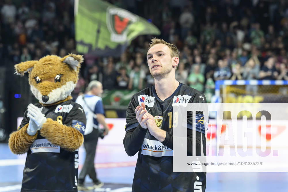 Im Bild v.l.: Mathias Gidsel (Fuechse Berlin, 19), Sieg, Jubel, Freude, Begeisterung, feiert, GER, Berlin, Handball, Fuechse Berlin vs Aalborg Handbold, HF Champions-League, in der Max Schmeling Halle, 24.04.2025,