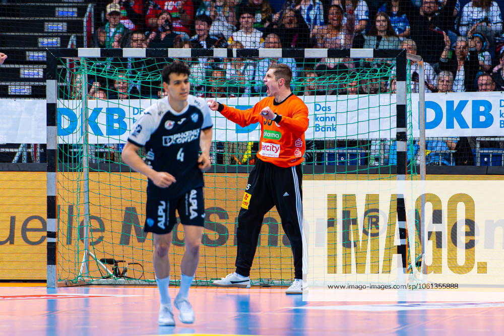 Joel Birlehm (TSV Hannover-Burgdorf, Nr. 35) (v.l.), TSV Hannover-Burgdorf (weiss) gegen TBV Lemgo Lippe (blau) am 27. Spieltag der Saison 2024 2025 in der DAIKIN Handball-Bundesliga (25.04.2025, ZAG Arena (Hannover, GER),