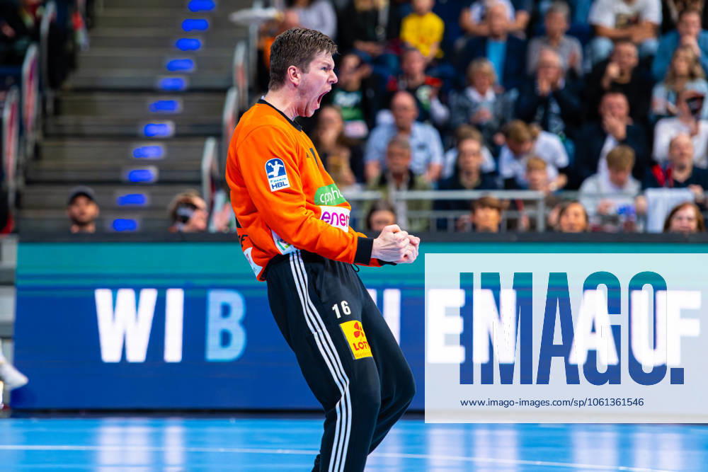 Simon Gade (TSV Hannover-Burgdorf, Nr. 16) (v.l.), TSV Hannover-Burgdorf (weiss) gegen TBV Lemgo Lippe (blau) am 27. Spieltag der Saison 2024 2025 in der DAIKIN Handball-Bundesliga (25.04.2025, ZAG Arena (Hannover, GER),
