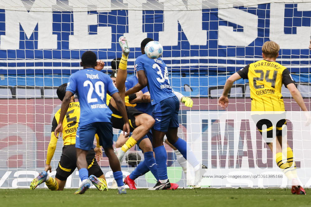 Im Strafraum von TSG Hoffenheim , Deutschland, Fussball, 1. Bundesliga, 31.Spieltag, 2024 2025, TSG Hoffenheim vs. Borussia Dortmund, 26.04.2025, PreZero Arena, Sinsheim, Deutschland DFL REGULATIONS PROHIBIT ANY USE OF PHOTOGRAPHS AS IMAGE SEQUENCES AND OR QUASI-VIDEO. Sinsheim PreZero Arena Baden-Württemberg Deutschland