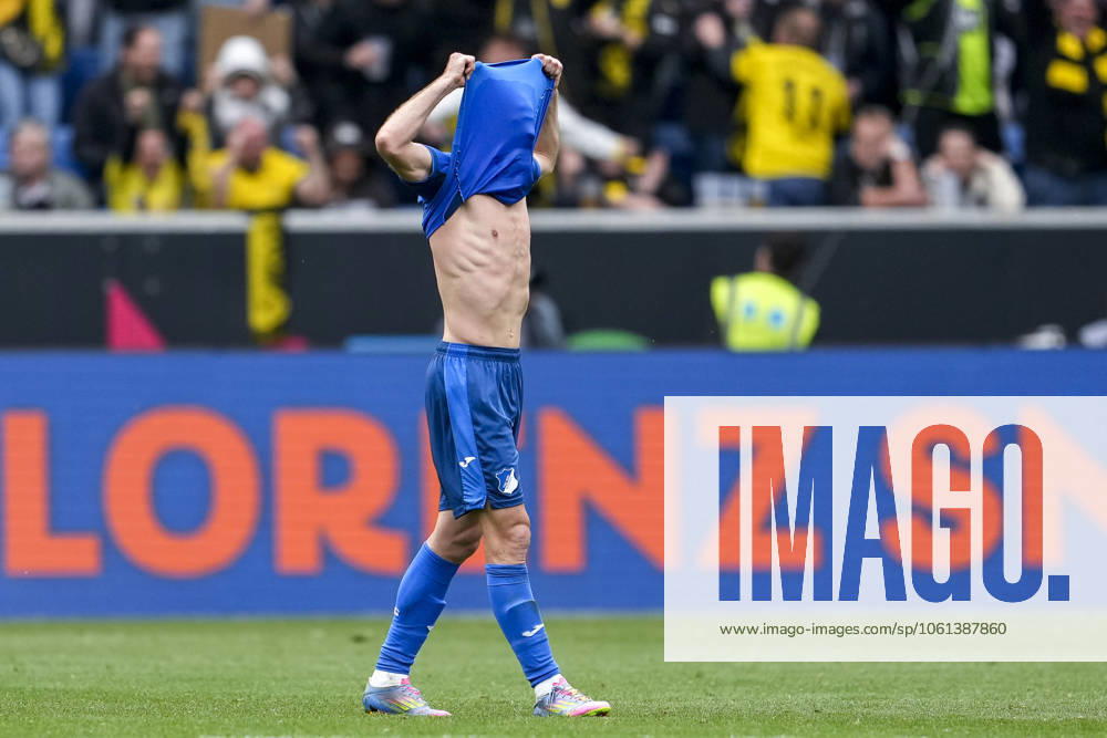 Andrej Kramaric (Hoffenheim, 27), Spieler der TSG 1899 Hoffenheim, enttäuscht schauend, Enttäuschung, Frustration, disappointed, pessimistisch, nach dem Gegentor zum 2:3, Action, Aktion, Spielszene, 26.04.2025, Sinsheim (Deutschland), Fussball, Bundesliga, TSG 1899 Hoffenheim - Borussia Dortmund, DFB DFL REGULATIONS PROHIBIT ANY USE OF PHOTOGRAPHS AS IMAGE SEQUENCES AND OR QUASI-VIDEO.