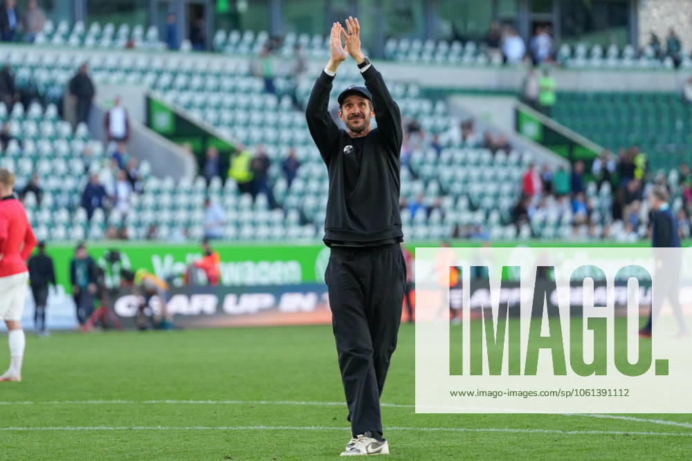 Julian Schuster (SC Freiburg, Trainer) feiert den Sieg mit den Fans und Ultras im Gästeblock, Emotionen, Jubel , Deutschland, Fussball, 1. Bundesliga, 31.Spieltag, 2024 2025, VfL Wolfsburg vs. SC Freiburg, 26.04.2025, Volkswagen Arena, Wolfsburg, Deutschland DFL REGULATIONS PROHIBIT ANY USE OF PHOTOGRAPHS AS IMAGE SEQUENCES AND OR QUASI-VIDEO. Wolfsburg Volkswagen Arena Niedersachsen Deutschland