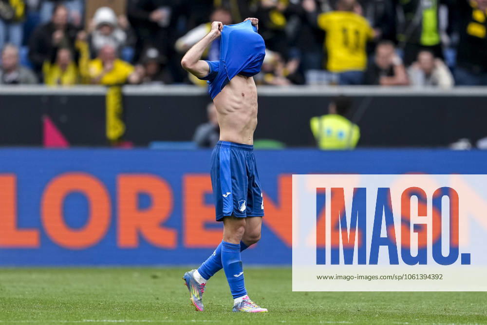 Andrej Kramaric (Hoffenheim, 27), Spieler der TSG 1899 Hoffenheim, Freisteller, Ganzkörper, Einzelbild, Einzelfoto, Aktion, Action, enttäuscht schauend, Enttäuschung, Frustration, disappointed, pessimistisch, nach dem Gegentor zum 2:3, Spielszene, 26.04.2025, Sinsheim (Deutschland), Fussball, Bundesliga, TSG 1899 Hoffenheim - Borussia Dortmund, DFB DFL REGULATIONS PROHIBIT ANY USE OF PHOTOGRAPHS AS IMAGE SEQUENCES AND OR QUASI-VIDEO.