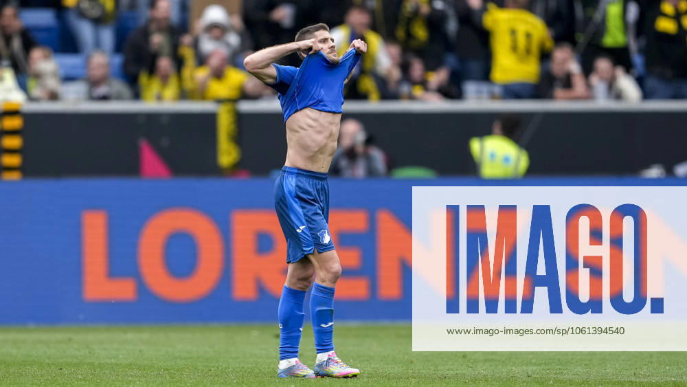 Andrej Kramaric (Hoffenheim, 27), Spieler der TSG 1899 Hoffenheim, Freisteller, Ganzkörper, Einzelbild, Einzelfoto, Aktion, Action, enttäuscht schauend, Enttäuschung, Frustration, disappointed, pessimistisch, nach dem Gegentor zum 2:3, Spielszene, 26.04.2025, Sinsheim (Deutschland), Fussball, Bundesliga, TSG 1899 Hoffenheim - Borussia Dortmund, DFB DFL REGULATIONS PROHIBIT ANY USE OF PHOTOGRAPHS AS IMAGE SEQUENCES AND OR QUASI-VIDEO.